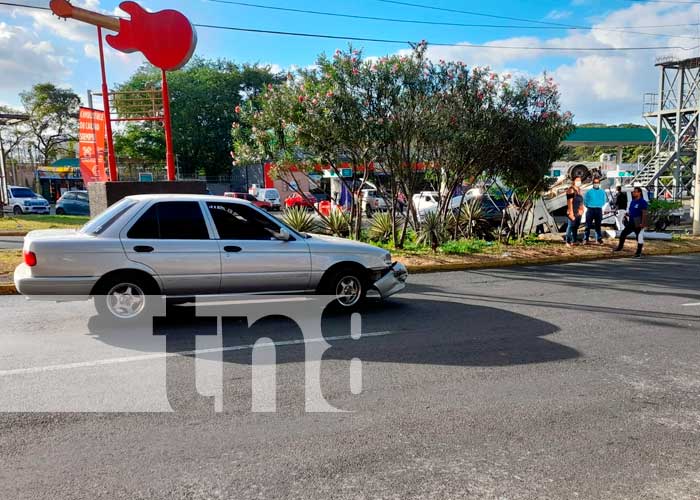 Camioncito volcado en el sector de la rotonda Hugo Chávez