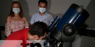 Estudiantes universitarios disfrutan de las estrellas en el observatorio de la UNAN Managua