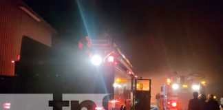 Fuerte incendio casi acaba con una fábrica de colchones en Masaya