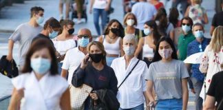 Varias personas en una calle transitada en Argentina