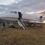 Abandonan avioneta con tonelada de cocaína en frontera de Guatemala