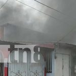 Incendio en una segunda planta de una casa en Managua