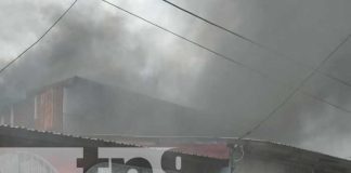 Incendio en una segunda planta de una casa en Managua