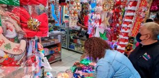 Comercio activado con artículos de Navidad en los mercados de Managua