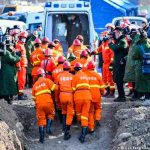 Rescatan a mineros que habían quedado atrapados en una mina en China
