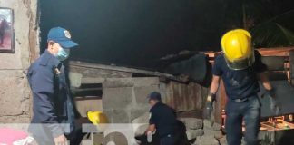 Bomberos remueven escombros tras colapso de vivienda en Chontales