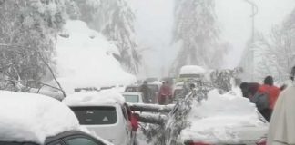 Fuerte nevada en una estación de montaña de Pakistán deja 21 muertos y afectados.