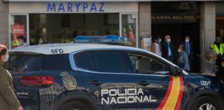 España: Sinvergüenza intenta atacar una tienda y dueña le parte en dos la cara