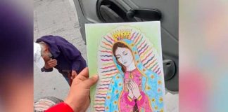 Anciano vende dibujos de la Virgen en México para alimentar a sus nietos