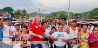 Entregan calle adoquinada a pobladores de Rosita