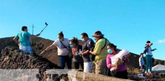 Familias disfrutan en el "Parque nacional volcán Masaya"