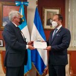 Presentan Copias de Estilo al Canciller de Guatemala