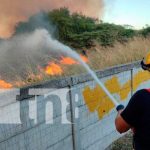 Bomberos logran controlar voraz incendio en carretera a Masaya