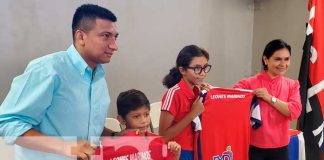 Entregan materiales deportivos al equipo Leones Marinos de Managua