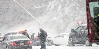 La nevada en Estados Unidos bloquea a automovilistas decenas de horas