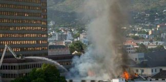 Intenta sofocar el fuego en el parlamento de Sudáfrica