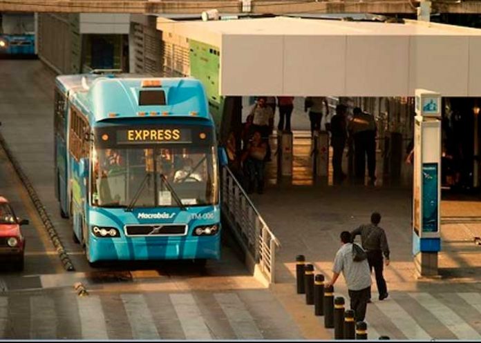 Mujer tiene labores de parto en un autobús de Brasil