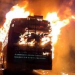 Mujer muere carbonizada tras incendio de bus en la India (VIDEO)