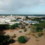 ¡Milagro en Australia! Padre e hija sobreviven a inundación tras aferrarse árbol