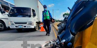 Le invaden carril a motorizado y este sale por los aires en Managua