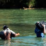 Rescatan a dos migrantes a punto de morir en el Río Grande, Texas