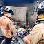 Voraz incendio que consumió una vivienda en un barrio de Managua