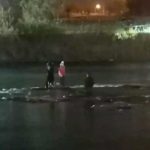 Rescatan de las aguas frías en el Río bravo a una migrante embarazada