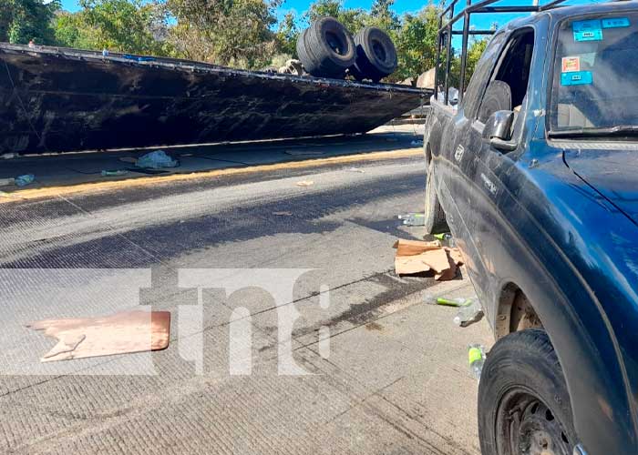 Rastra se vuelca con todo y producto en el km 15 Ctra. Vieja a León