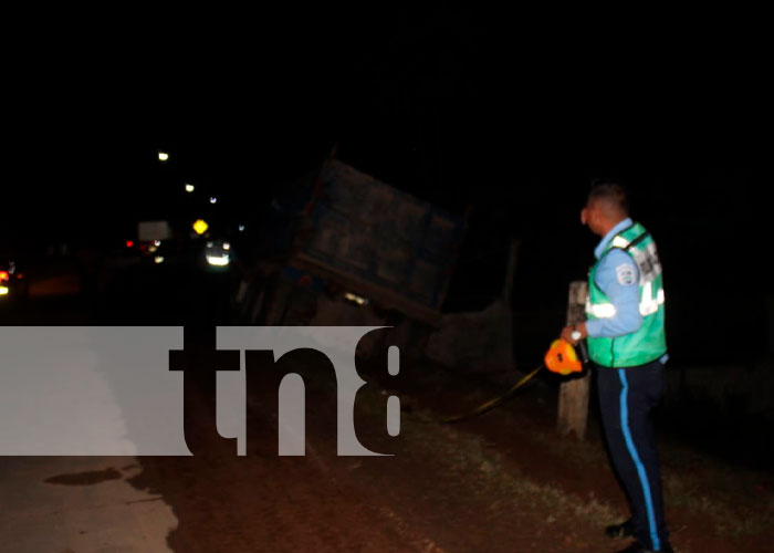 Furgón se estrella contra el muro de una vivienda en Bluefields