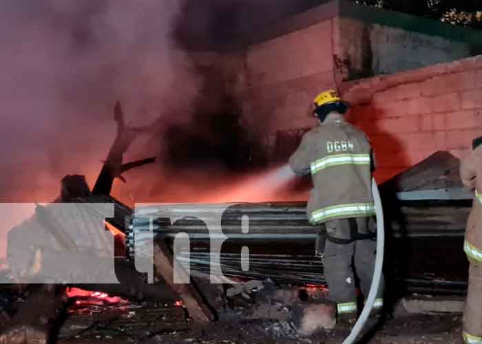 Incendio reduce a cenizas vivienda del barrio Larreynaga, Managua