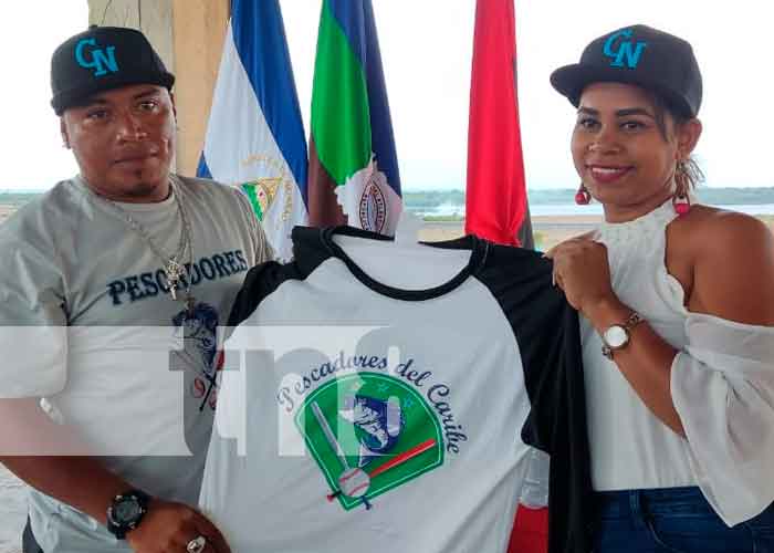 Entregan uniformes al equipo Pescadores del Caribe Norte