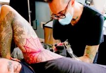 Gana Récord Guinness al tener 864 insectos tatuados