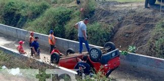 Mujer se vuelca con su vehículo dentro de una canaleta en Managua