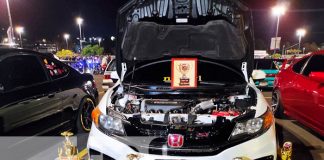 Exhibición de autos modificado en el estadio de beisbol Managua