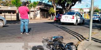 Irrespeto a señal de alto provoca accidente entre taxi y moto en Managua