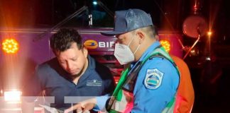 Policía de tránsito previniendo accidentes