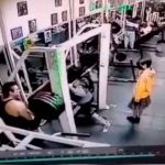 ¡La belleza cuesta! muere aplastada por una pesa en el gimnasio (VIDEO)