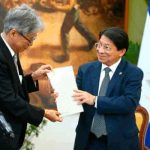 Embajador de Japón presenta copias de estilo a canciller de Nicaragua