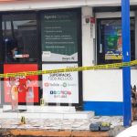 Delincuente con pistola en mano roba tienda de conveniencia en Managua