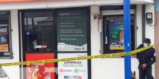 Delincuente con pistola en mano roba tienda de conveniencia en Managua