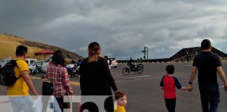 Familias visitan el Parque Nacional Volcán Masaya