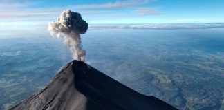 En Guatemala confirma que el volcán de Fuego entró en erupción