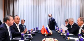 Cancilleres de Rusia y Ucrania conversan en Turquía para evaluar situación