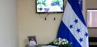 Firma de libro de condolencias en honor a Berta Cáceres