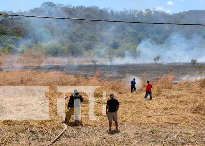 Quema de maleza detrás del cerro el Coyotepe en el municipio de Masaya