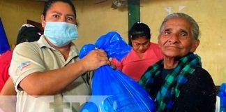 Entrega de paquetes con alimentos para familias en Jalapa