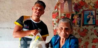 Entrega de paquetes alimenticios para familias en Jinotega