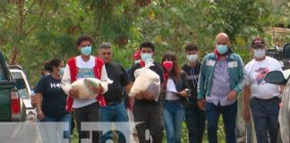 Entrega de paquetes de alimentos en el Distrito V de Managua