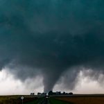 ¡Impactante! Conductor quedó atrapado por un tornado y logró escapar ileso