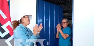 Entrega de una nueva vivienda en un barrio de Managua